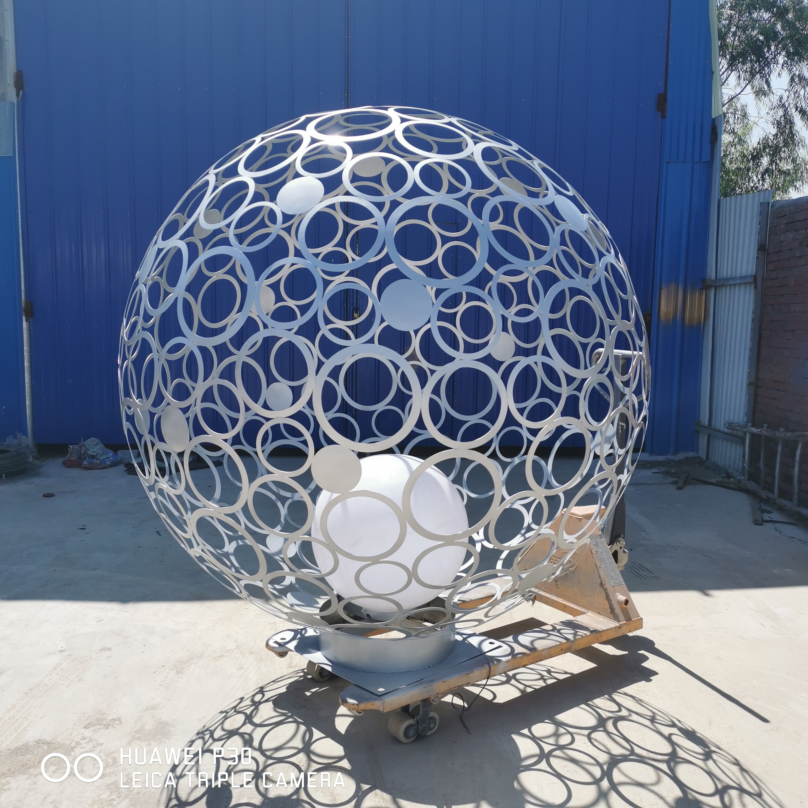 不锈钢镂空球雕塑