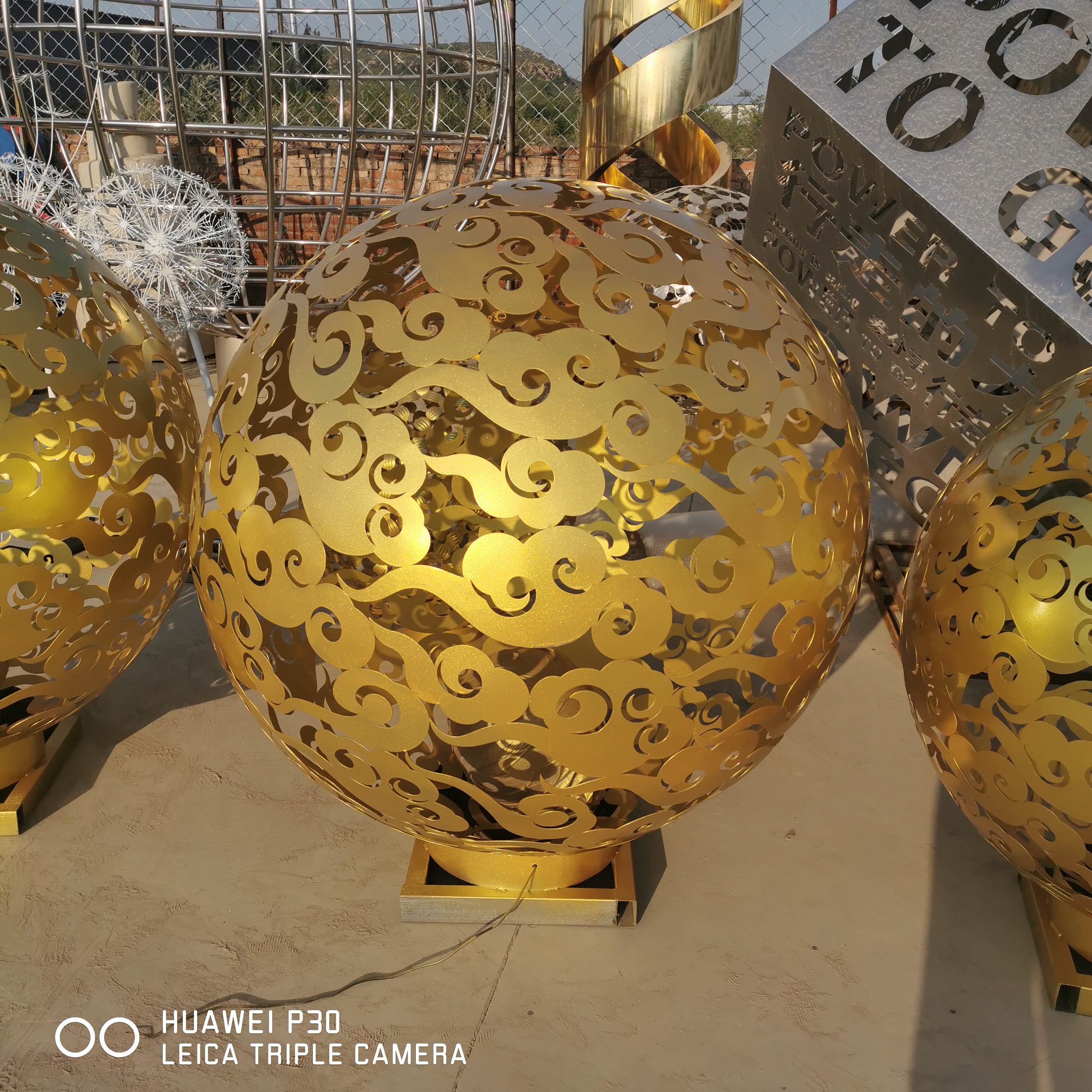 不锈钢镂空球雕塑