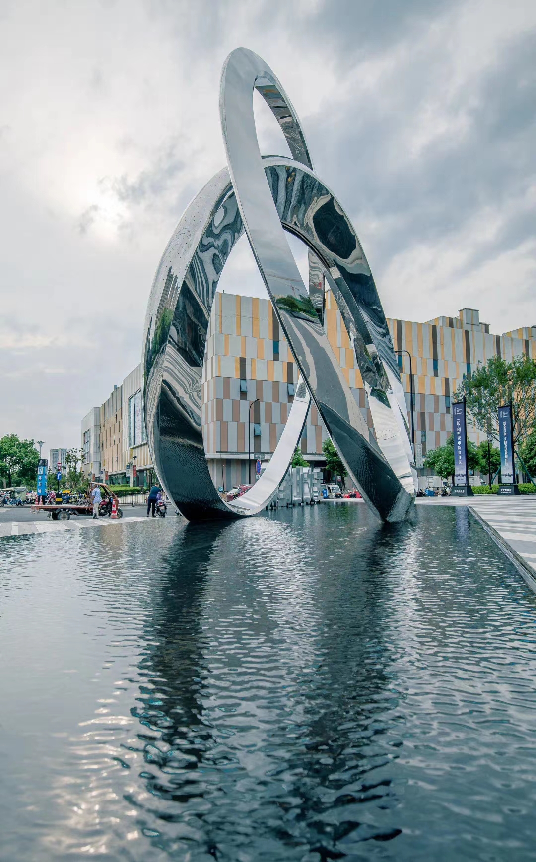 不锈钢球形环形雕塑