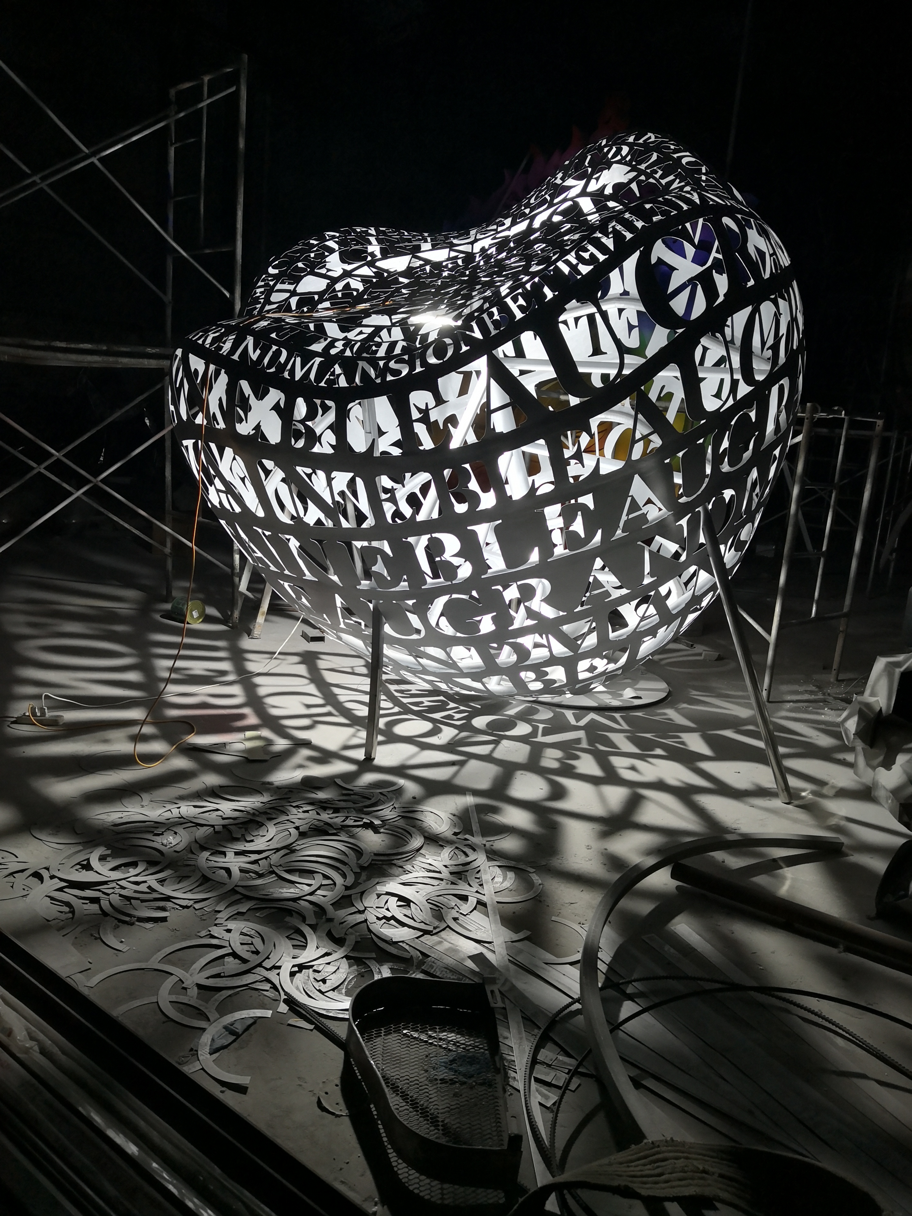 不锈钢镂空雕塑