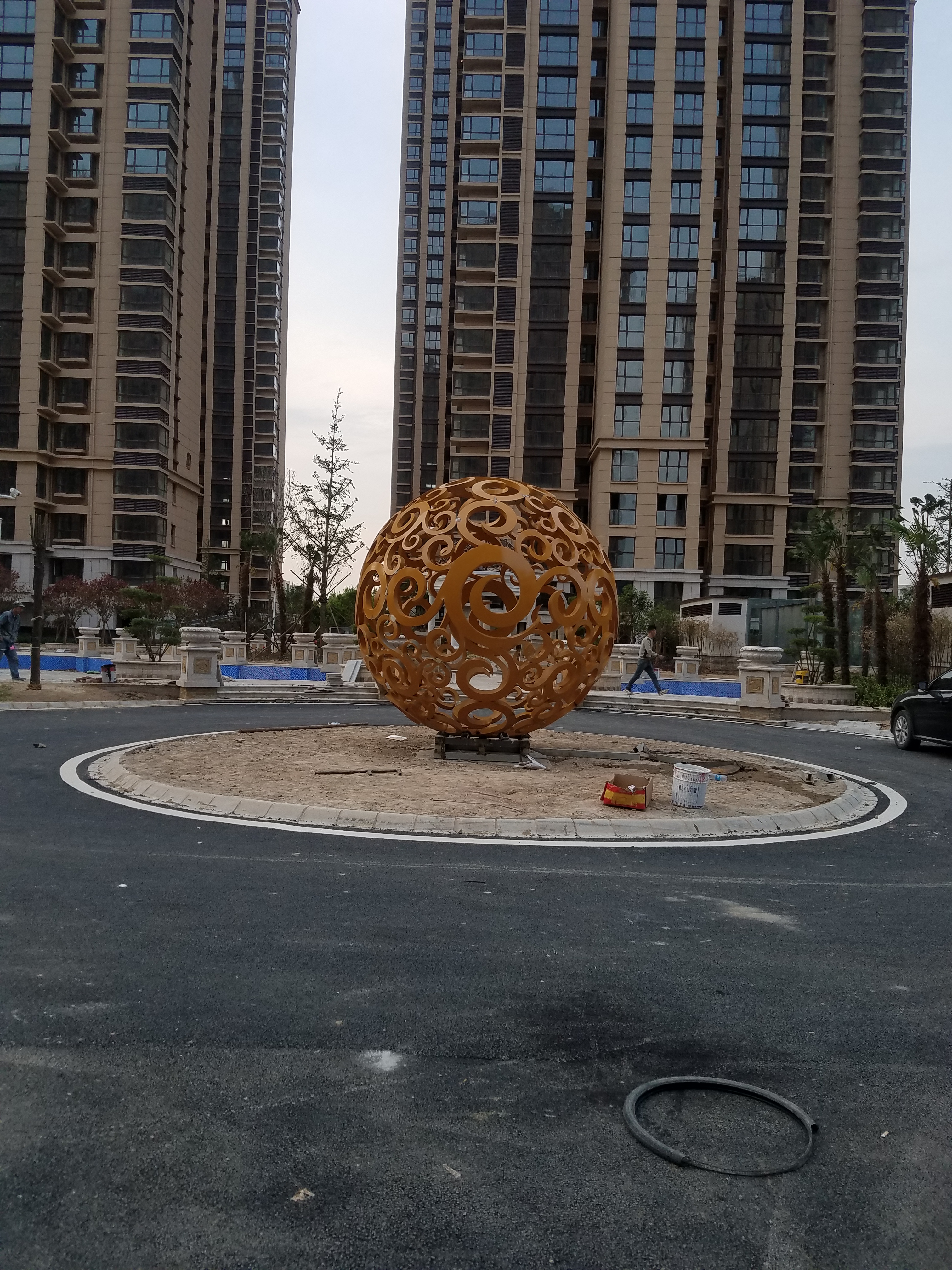 不锈钢镂空雕塑