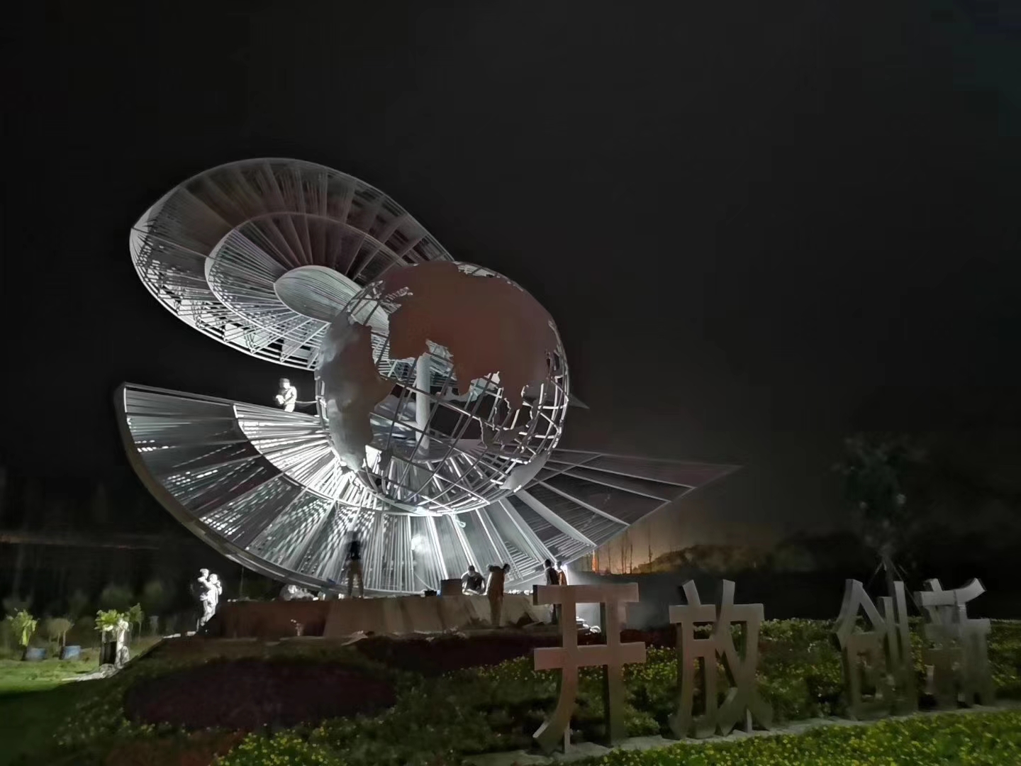 不锈钢镂空雕塑