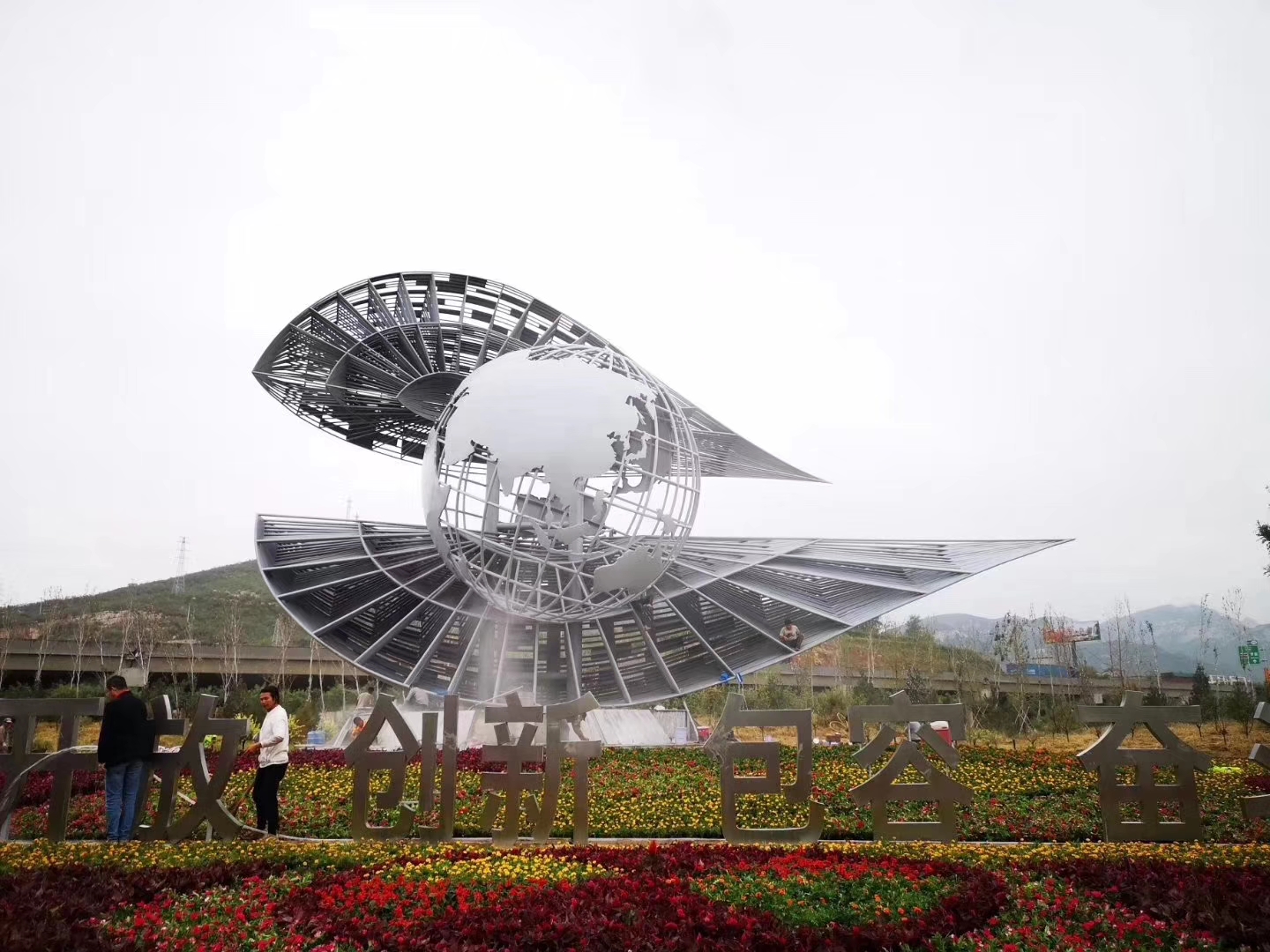 不锈钢镂空雕塑