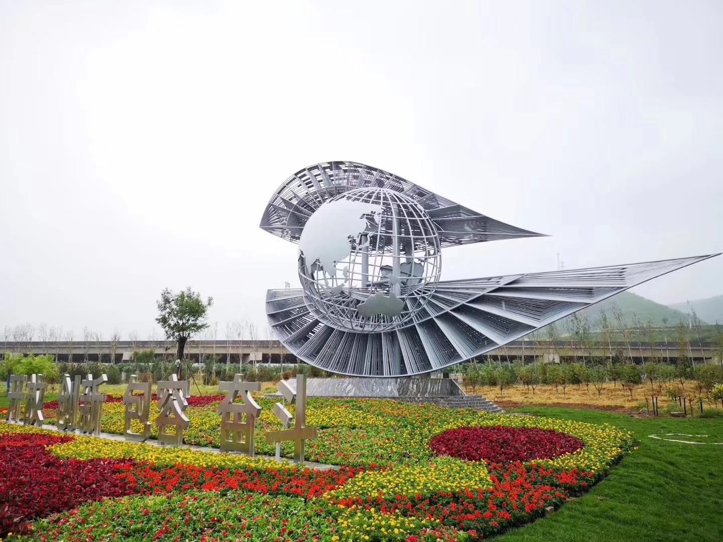 不锈钢镂空雕塑