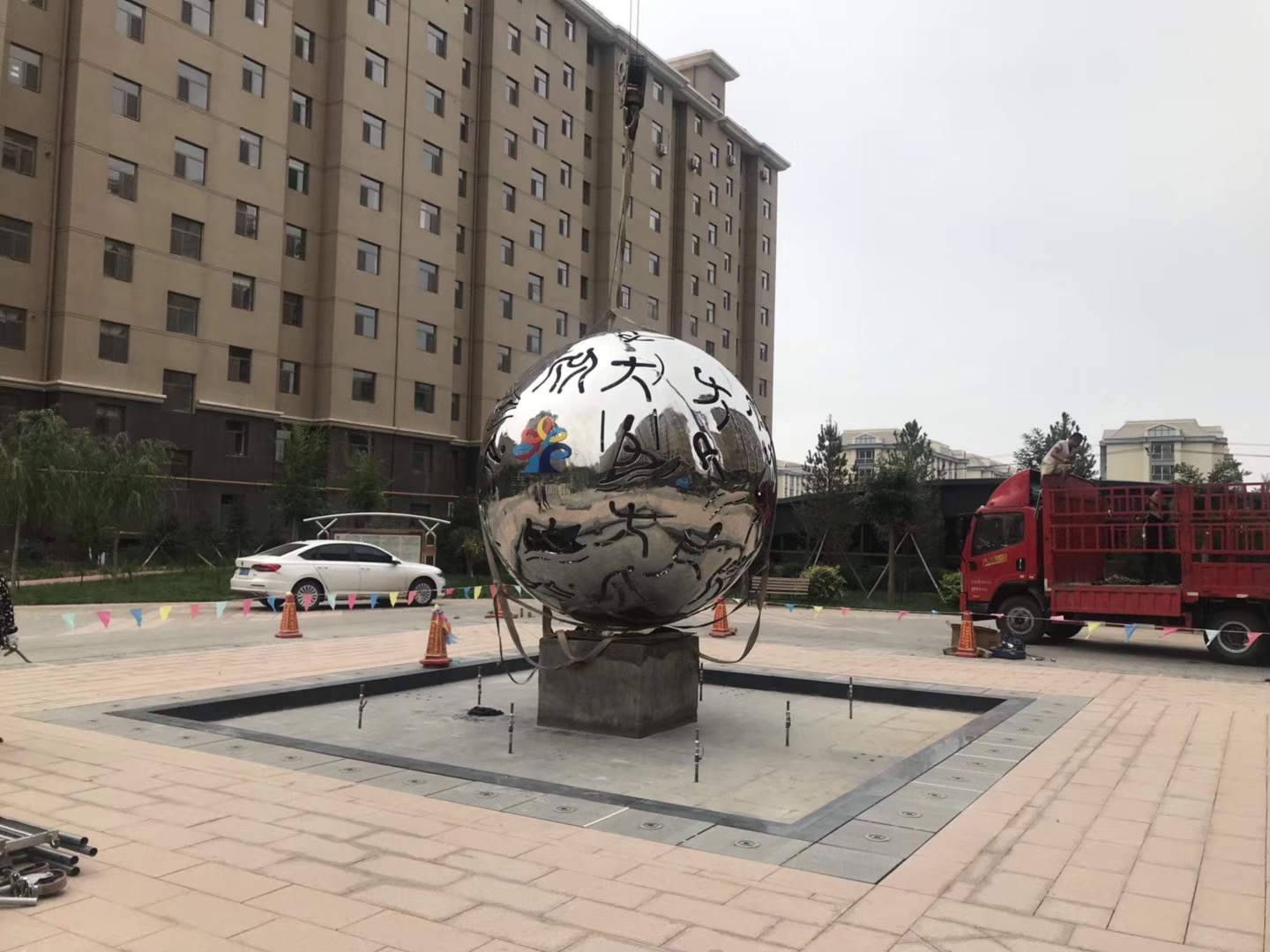 不锈钢地产雕塑