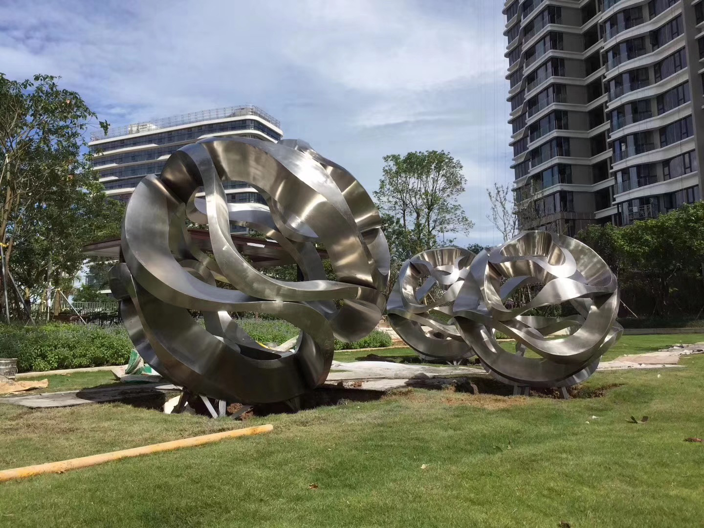 不锈钢地产雕塑