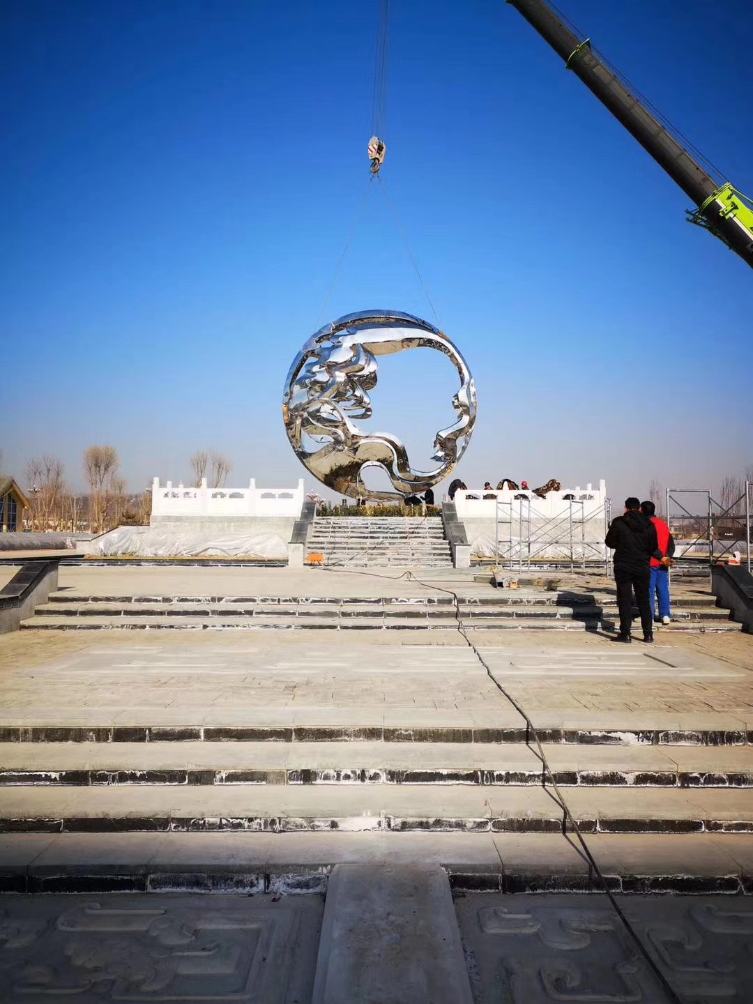 不锈钢地产雕塑