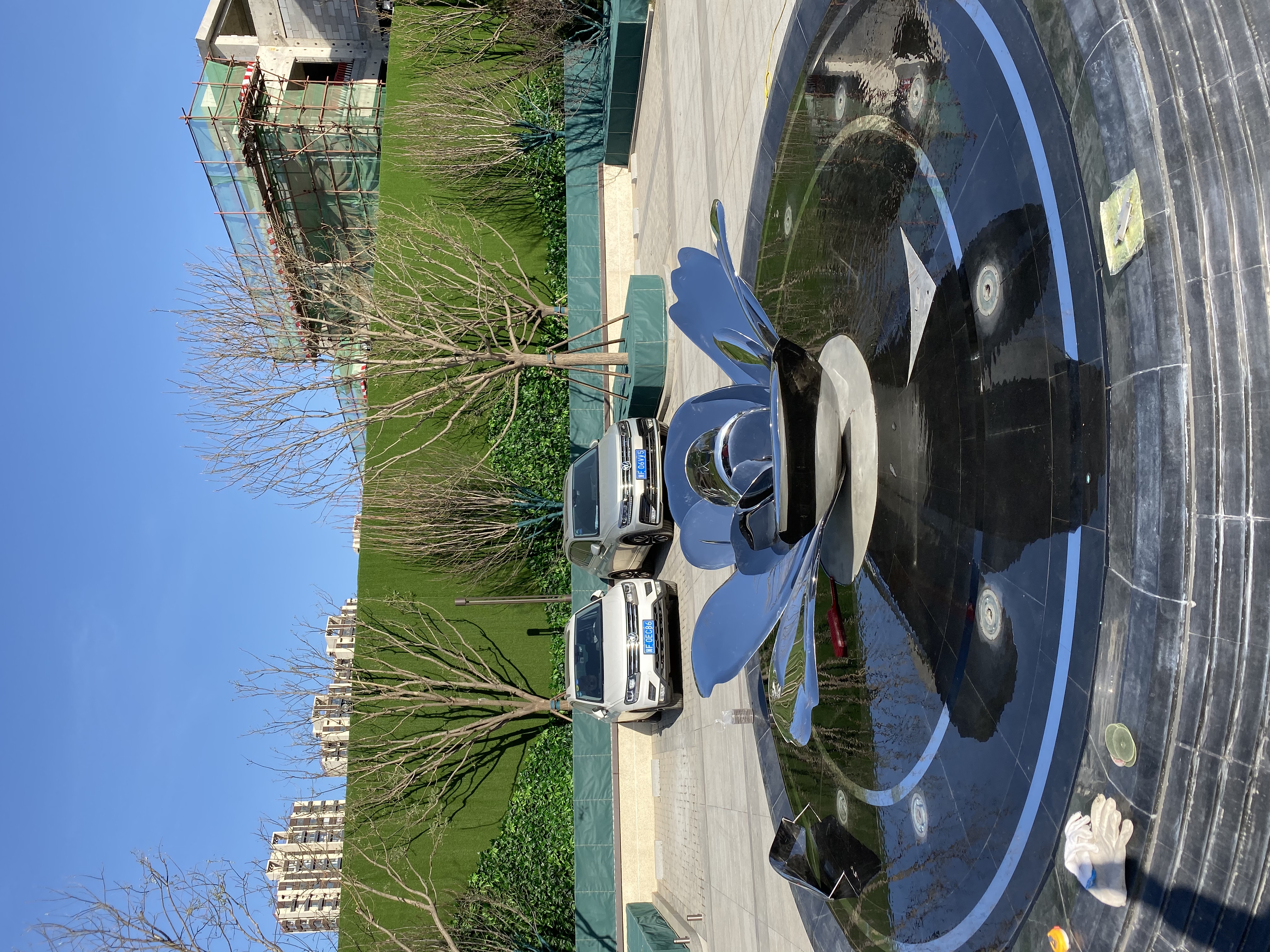 不锈钢地产雕塑