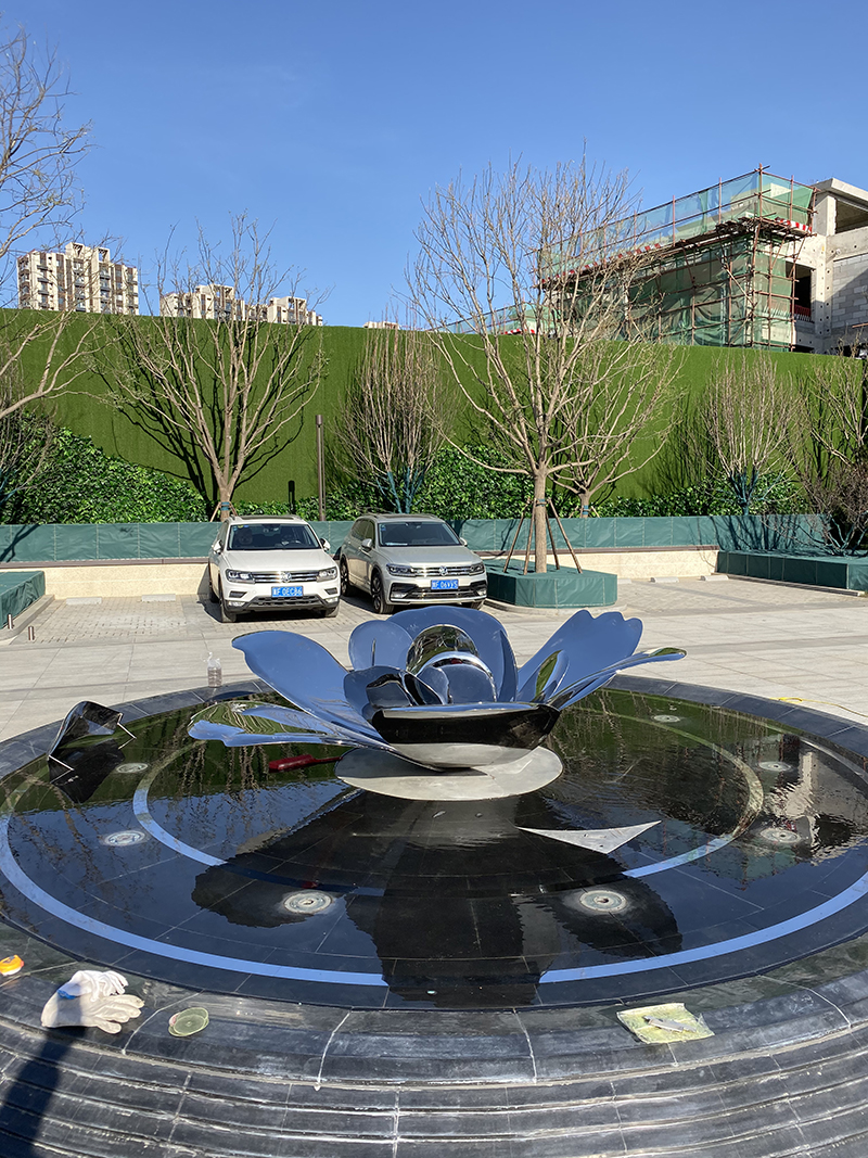 不锈钢地产雕塑